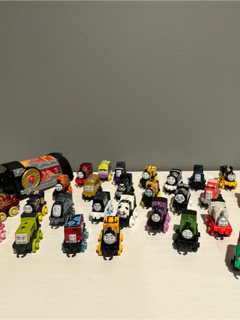Thomas MINIS DC Super Friends Lot 28 + Launcher, Robin and joker